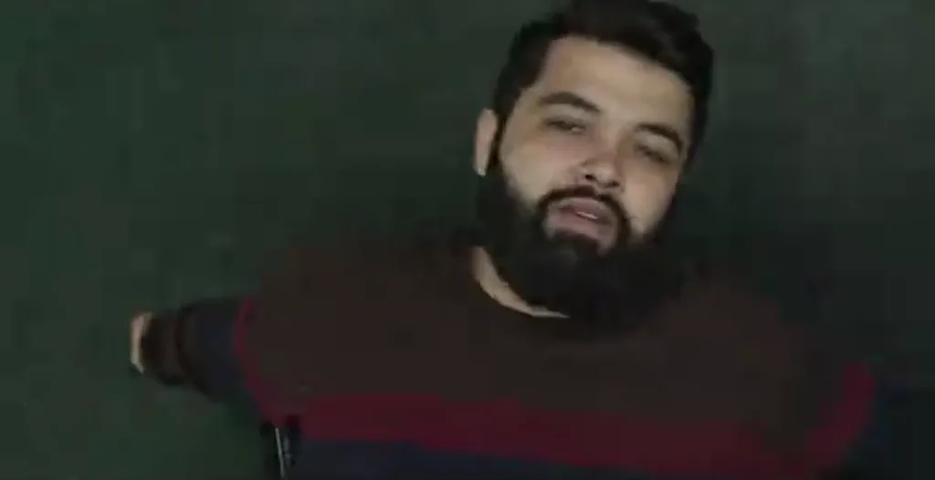 Bearded man, striped jumper · overhead close-ups · 17 s · with sound